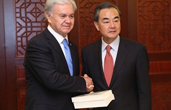 Министр иностранных дел КНР Ван И передал авторскую книгу Председателя КНР Си Цзиньпина с его подписью в дар библиотеке ШОС Министр иностранных дел КНР Ван И передал авторскую книгу Председателя КНР Си Цзиньпина с его подписью в дар библиотеке ШОС