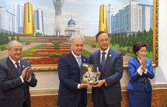 努·纳扎尔巴耶夫总统的《独立时代》一书被赠予上合组织图书馆 努·纳扎尔巴耶夫总统的《独立时代》一书被赠予上合组织图书馆