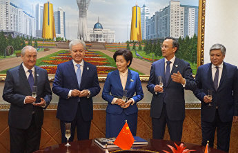 哈外长向上合组织秘书处赠书 哈外长向上合组织秘书处赠书
