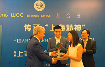 阿利莫夫:“上合组织永远年轻!始终拥有饱满的精神!勇敢的计划!牢固的友谊和共同发展的愿望!”。上合组织总部欢庆上合日 阿利莫夫:“上合组织永远年轻!始终拥有饱满的精神!勇敢的计划!牢固的友谊和共同发展的愿望!”。上合组织总部欢庆上合日