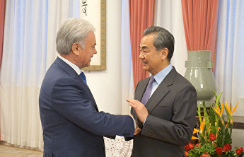 上海合作组织秘书长拉·阿利莫夫与中华人民共和国国务委员兼外交部长王毅举行会晤 上海合作组织秘书长拉·阿利莫夫与中华人民共和国国务委员兼外交部长王毅举行会晤
