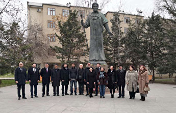 Делегация ШОС возложила цветы к памятнику Алишера Навои Делегация ШОС возложила цветы к памятнику Алишера Навои