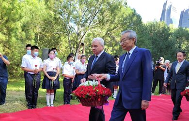 张明秘书长出席了北京纪念二战结束77周年图片展