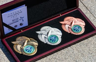 Уникальный комплект медалей для победителей третьего международного Марафона ШОС-2018