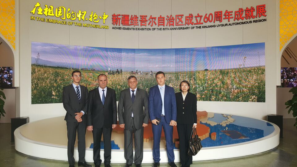 Посещение делегацией Секретариата ШОС выставки достижений 60-летия образования СУАР