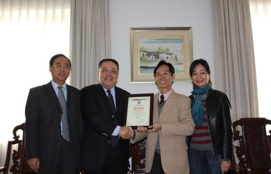 伊马纳利耶夫秘书长授予顾宏教授上海合作组织荣誉证书