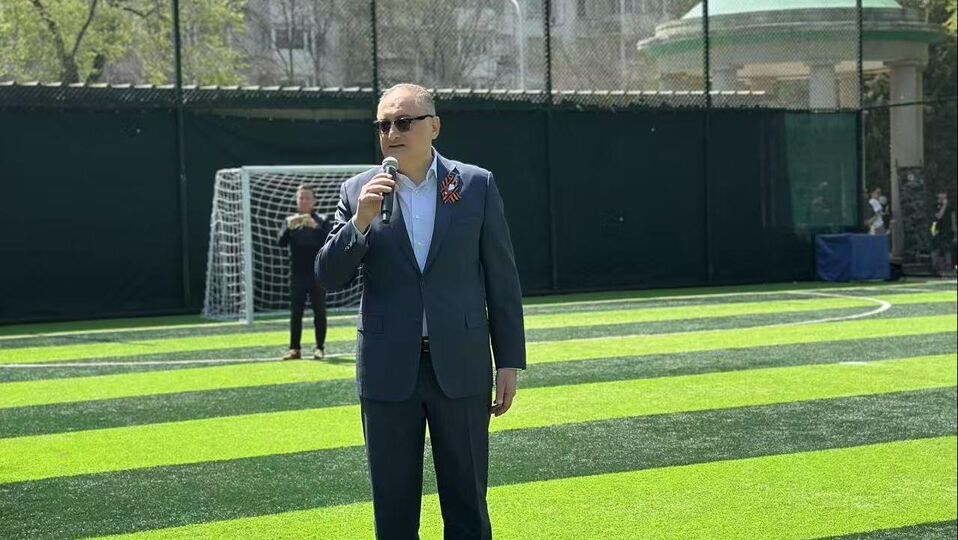 俄罗斯驻华大使莫尔古洛夫出席“胜利杯”足球锦标赛颁奖仪式