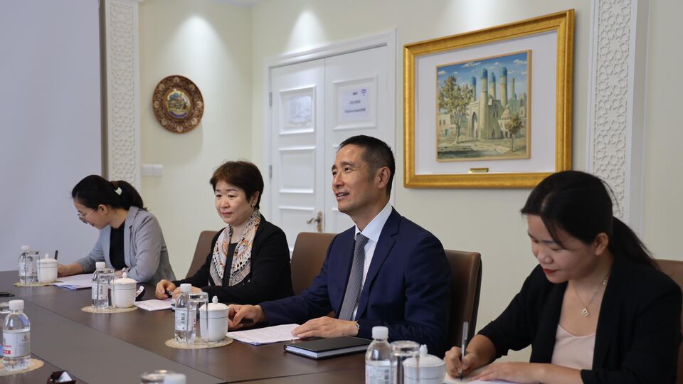 上海合作组织秘书长叶尔梅克巴耶夫会见中国商务部代表团