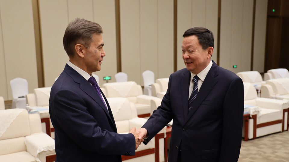上海合作组织秘书长叶尔梅克巴耶夫会见中国山东省省长周乃翔