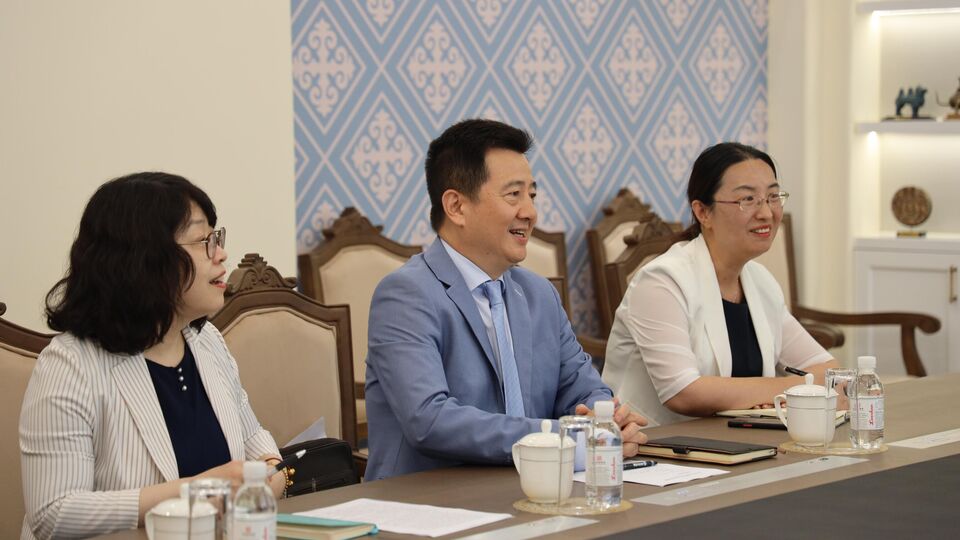 上海合作组织秘书长叶尔梅克巴耶夫会见中国外文局领导