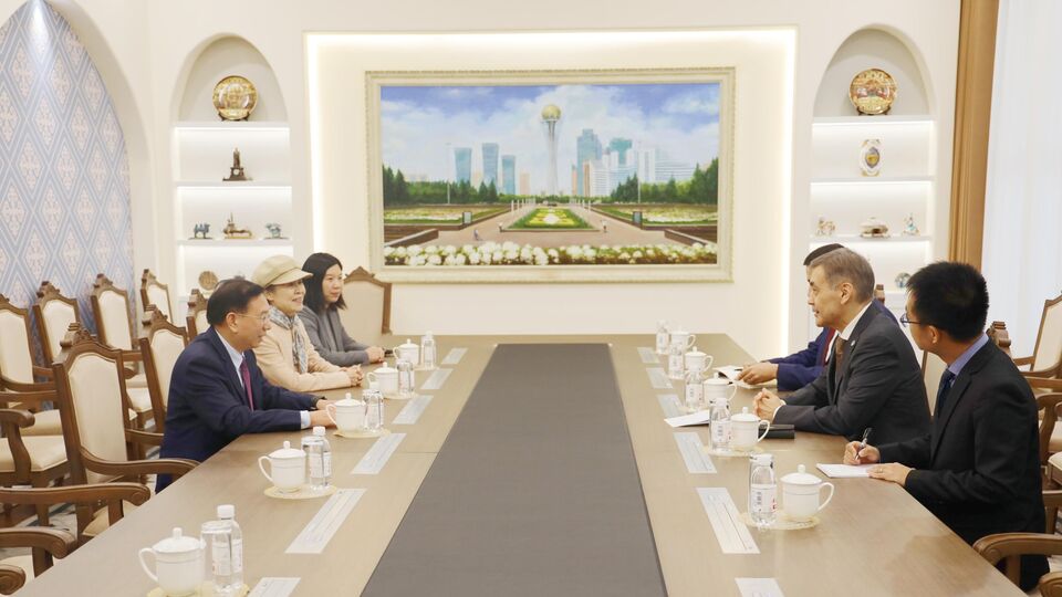 上海合作组织秘书长叶尔梅克巴耶夫会见中国开发性金融促进会副会长李志刚