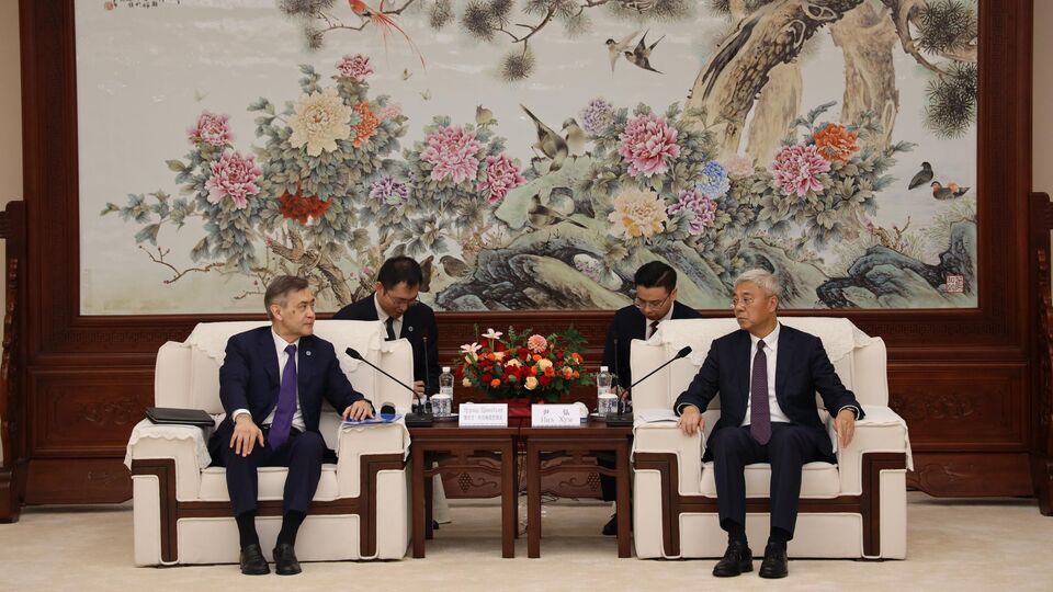 上海合作组织秘书长叶尔梅克巴耶夫出席2025中国景德镇国际陶瓷博览会