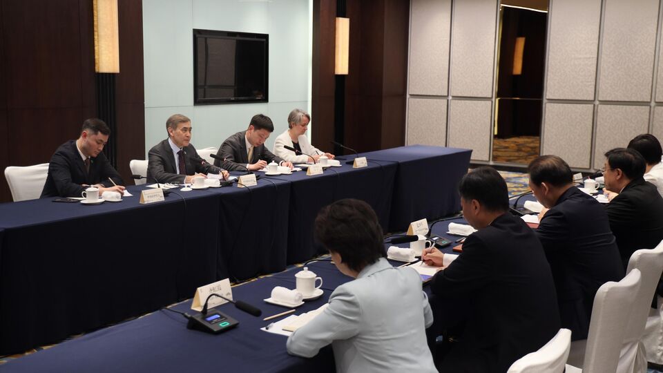 上海合作组织秘书长会见海南省委书记冯飞