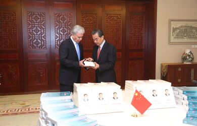 Министр иностранных дел КНР Ван И передал авторскую книгу Председателя КНР Си Цзиньпина с его подписью в дар библиотеке ШОС