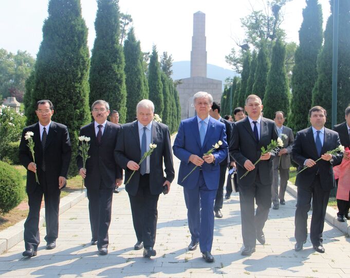 Память о павших воинах-героях будет жить вечно. Члены Клуба Послов ШОС посетили Мемориальное кладбище в г. Далянь