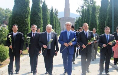 Память о павших воинах-героях будет жить вечно. Члены Клуба Послов ШОС посетили Мемориальное кладбище в г. Далянь