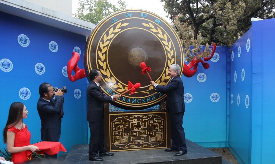 В Штаб-квартире ШОС установлена скульптурная композиция "Шанхайский дух"