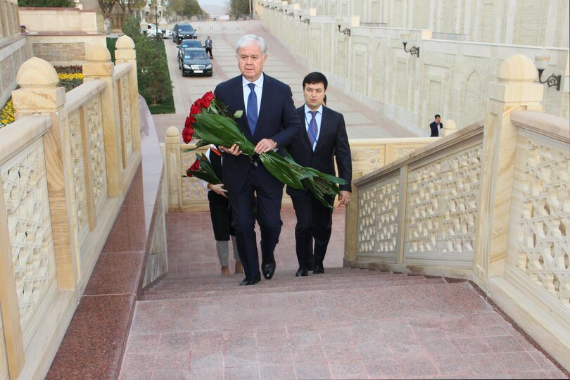 Р.Алимов возложил цветы к мемориальному комплексу первого Президента Республики Узбекистан