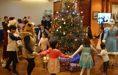 严寒老人与雪姑娘现身上合组织总部 Новогодний детский праздник