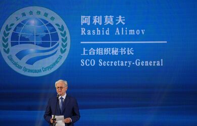 上合组织秘书长:“马拉松已成为友谊、和平、谅解与和谐的赞歌。”昆明举办上合国际马拉松参赛者与来宾答谢晚宴。 22